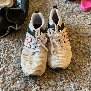 New balance tennis shoes